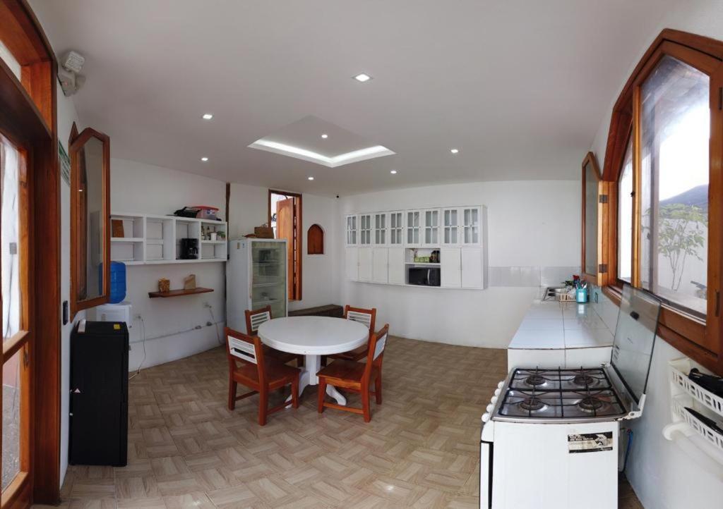 Hostal White House Galapagos Puerto Ayora  Kültér fotó